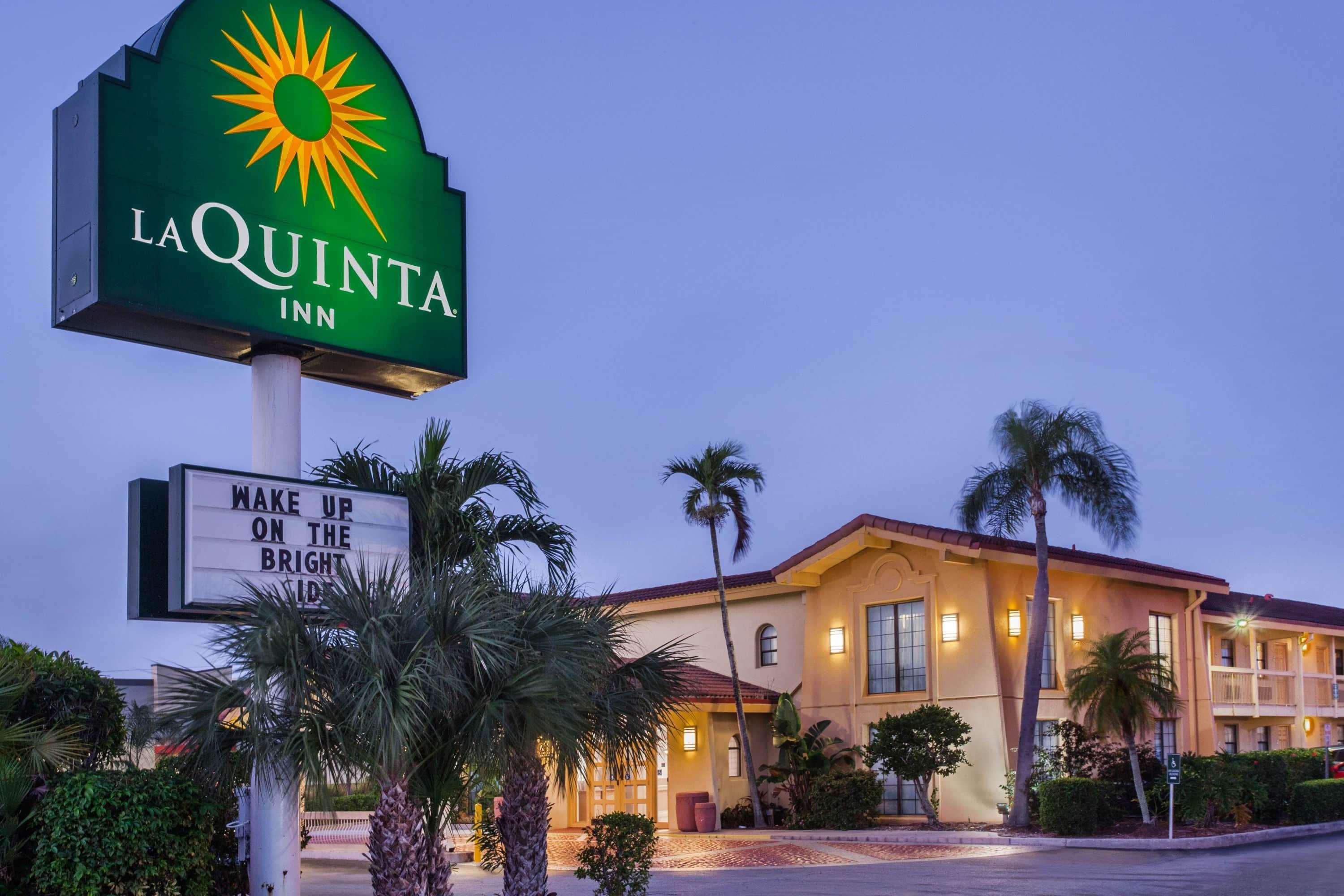 Baymont By Wyndham Fort Myers Central Exterior photo