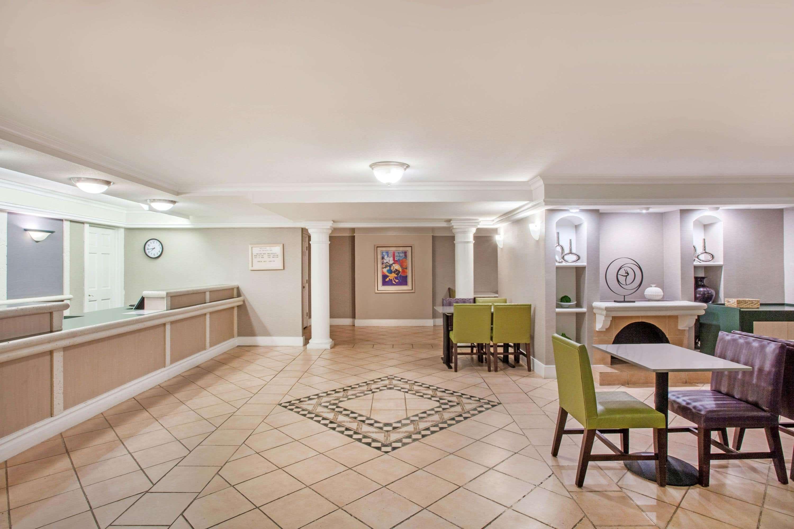 Baymont By Wyndham Fort Myers Central Exterior photo