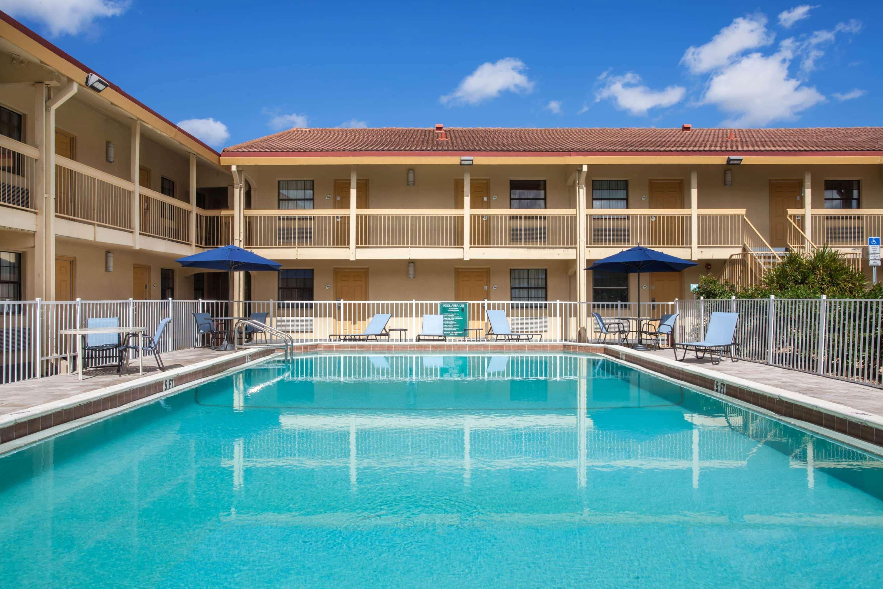 Baymont By Wyndham Fort Myers Central Exterior photo