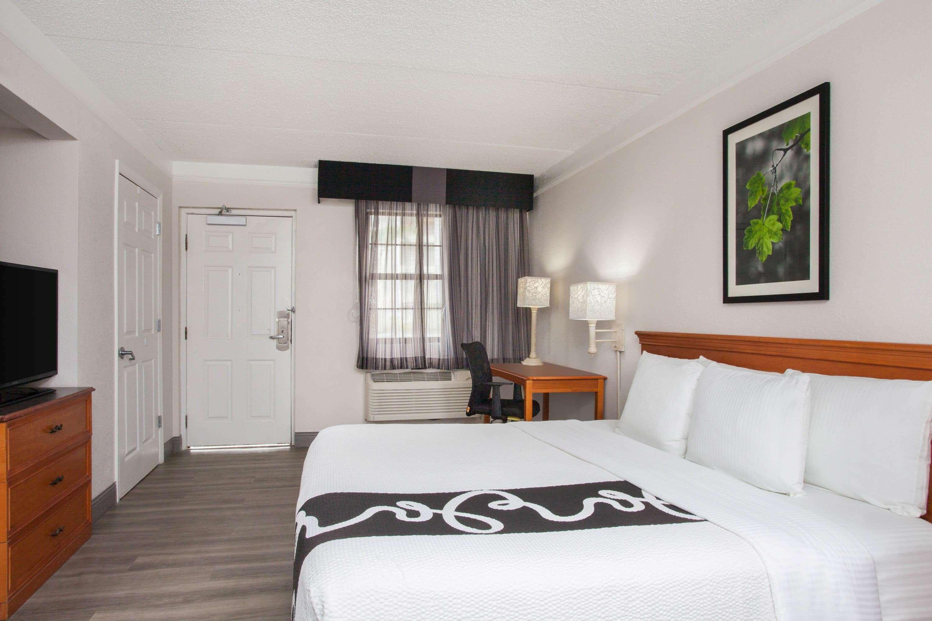 Baymont By Wyndham Fort Myers Central Exterior photo