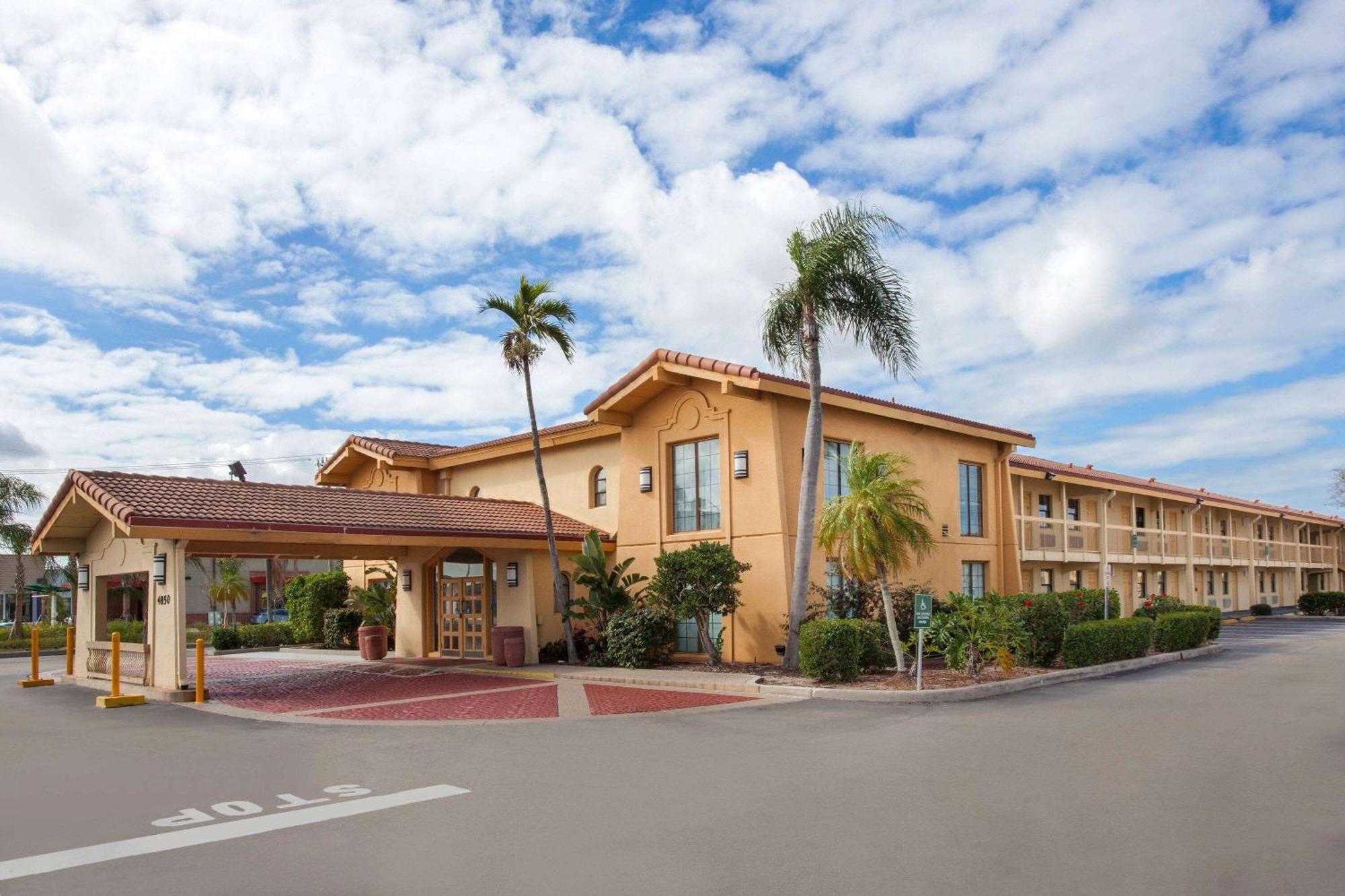 Baymont By Wyndham Fort Myers Central Exterior photo