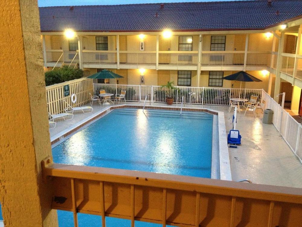 Baymont By Wyndham Fort Myers Central Exterior photo