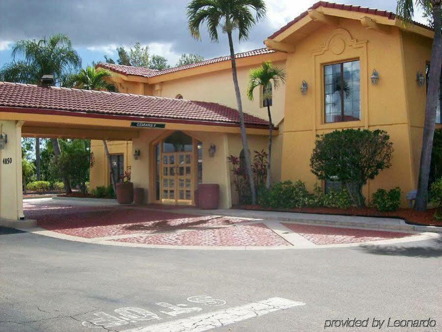Baymont By Wyndham Fort Myers Central Exterior photo